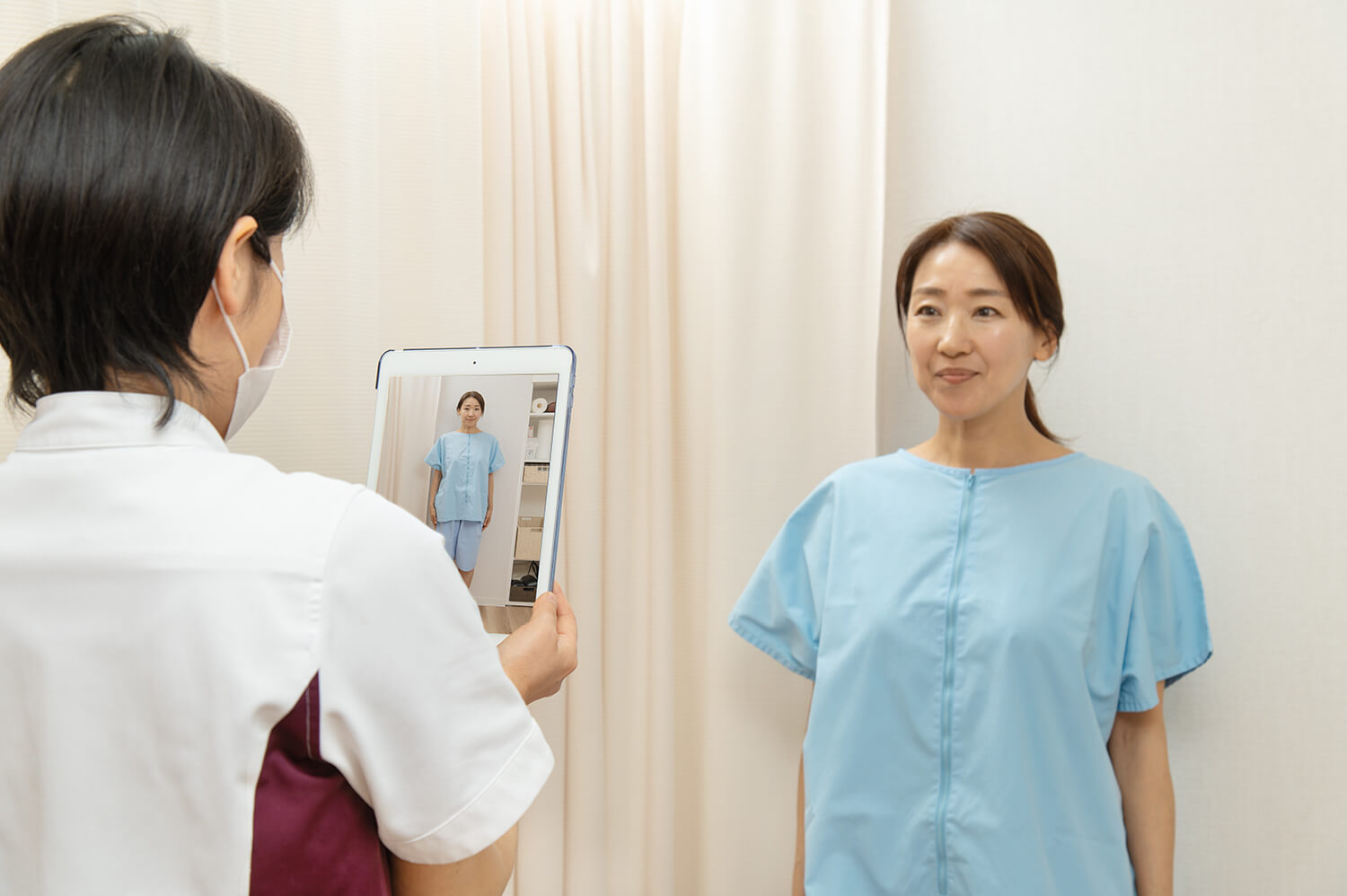 姿勢を撮影して重心の偏りを調べる検査