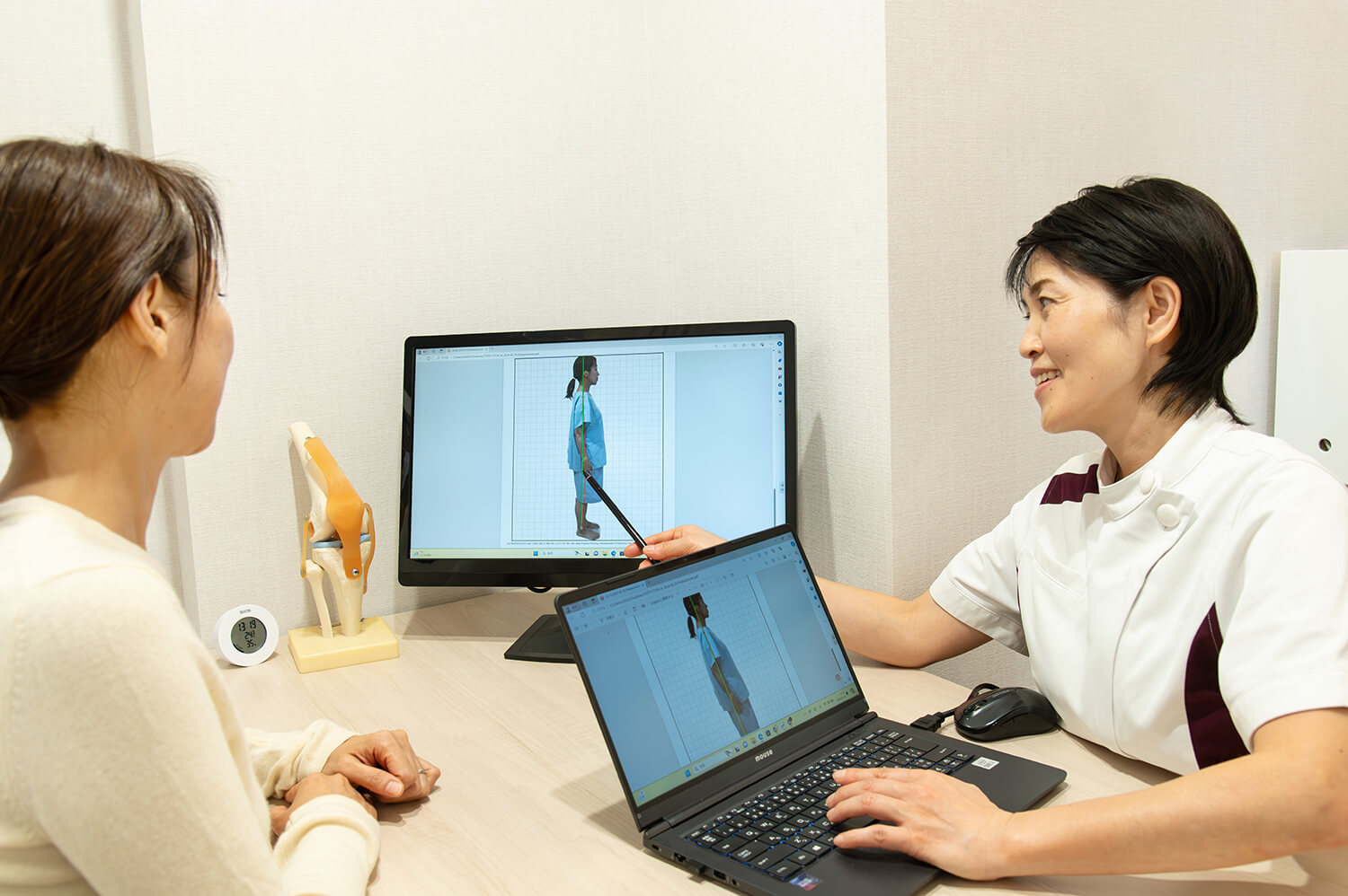姿勢の写真を画面で見ながら、体の軸の傾きを説明している様子
